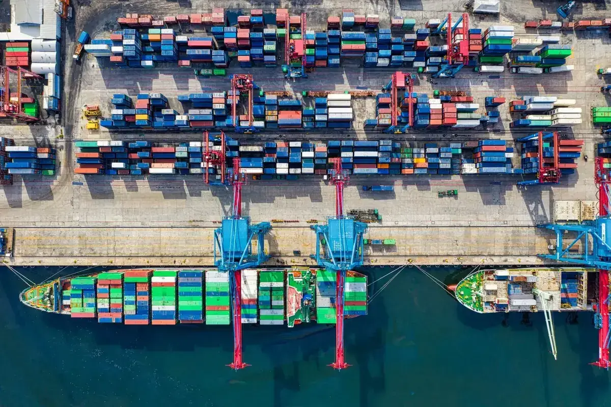 Cảng logistics container điều phối hàng hóa toàn cầu