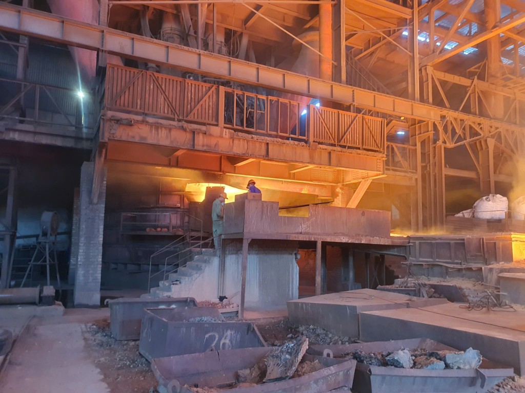 Operating floor at a ferroalloy production facility