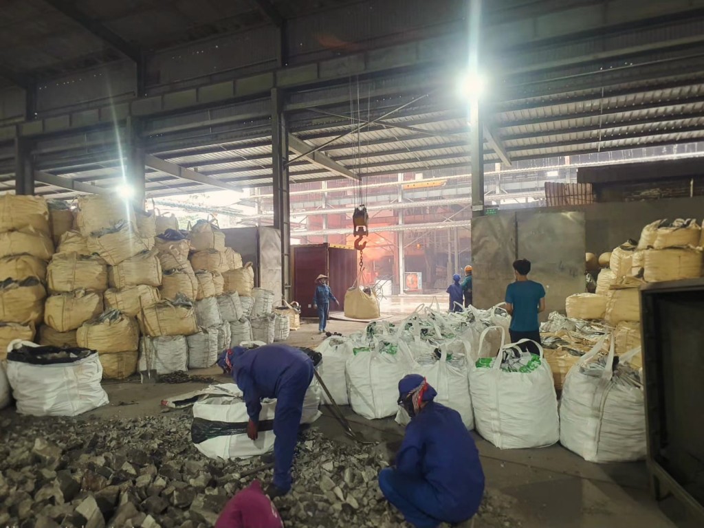 Manganese materials and ferroalloys in jumbo bags at the warehouse