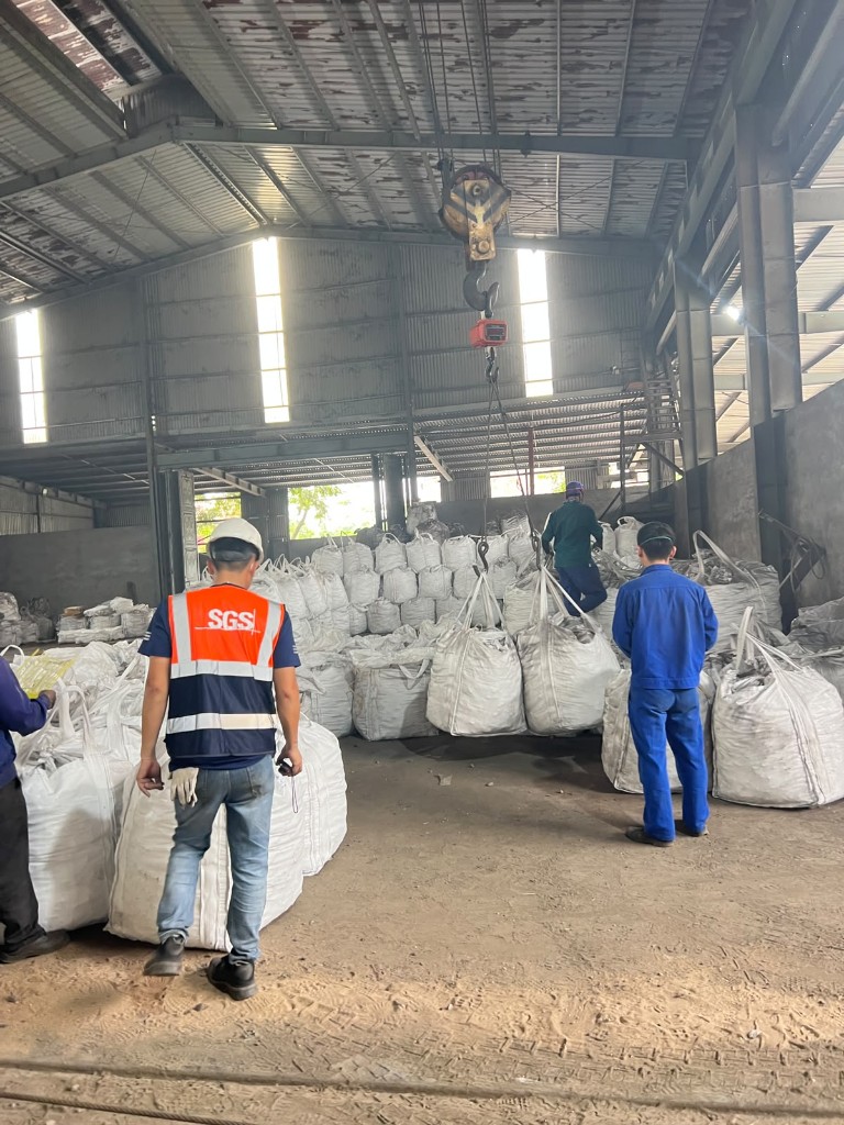 Independent inspection of SiMn cargo in the warehouse