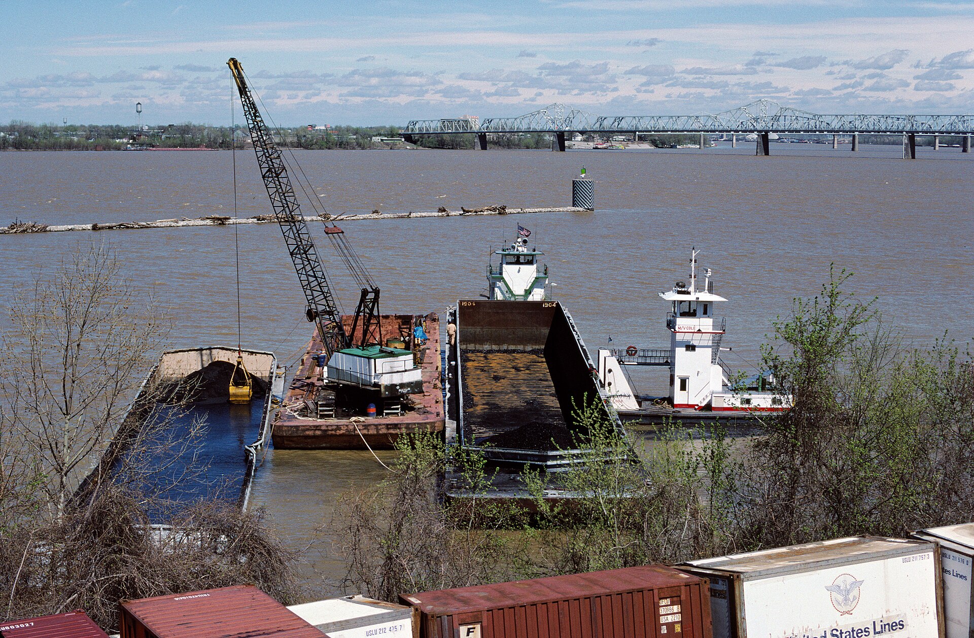 88d053 Removing coal from damaged barge at upper end of Portland Canal (29538777746)